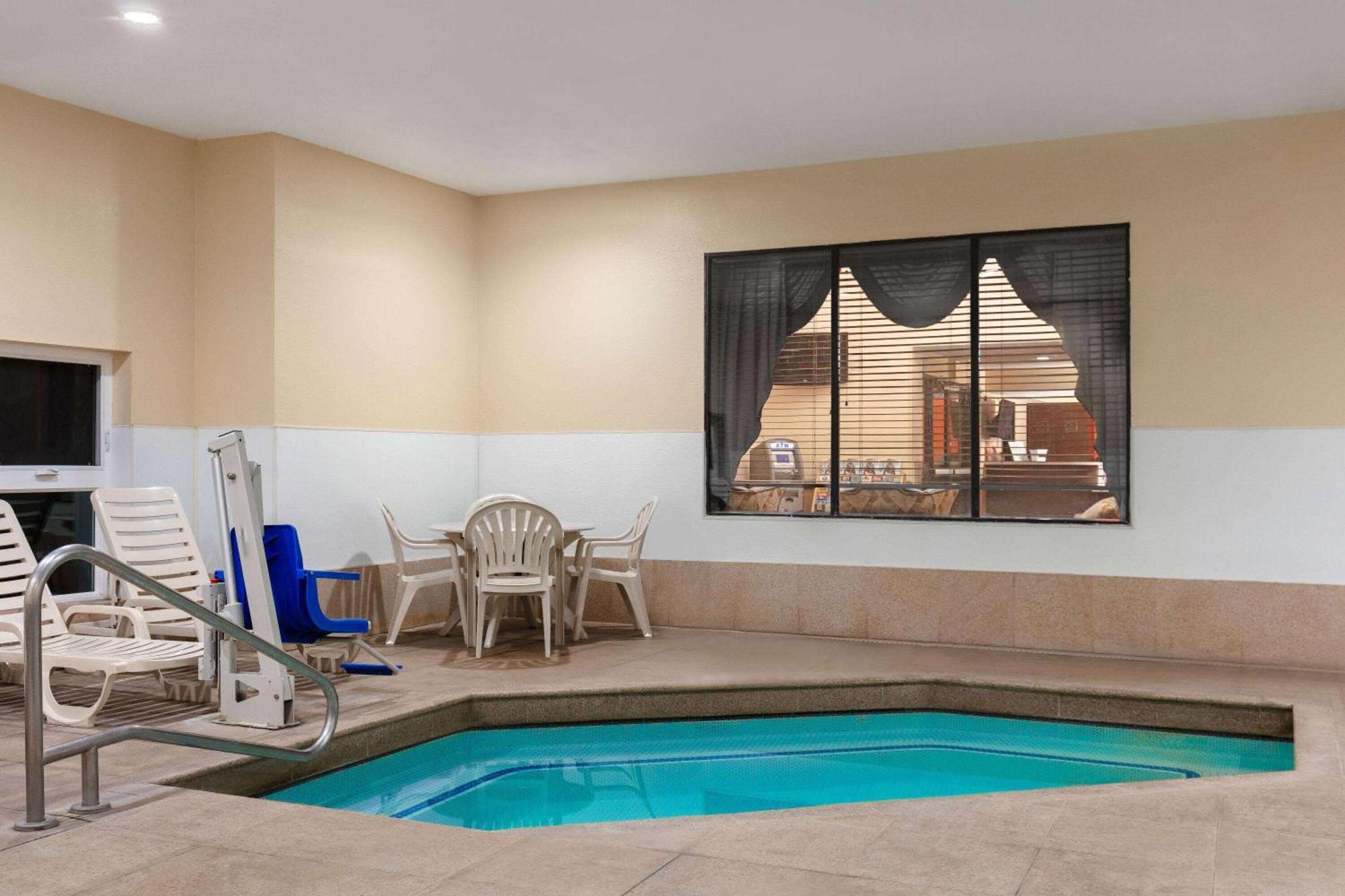 Howard Johnson By Wyndham Williams Exterior photo