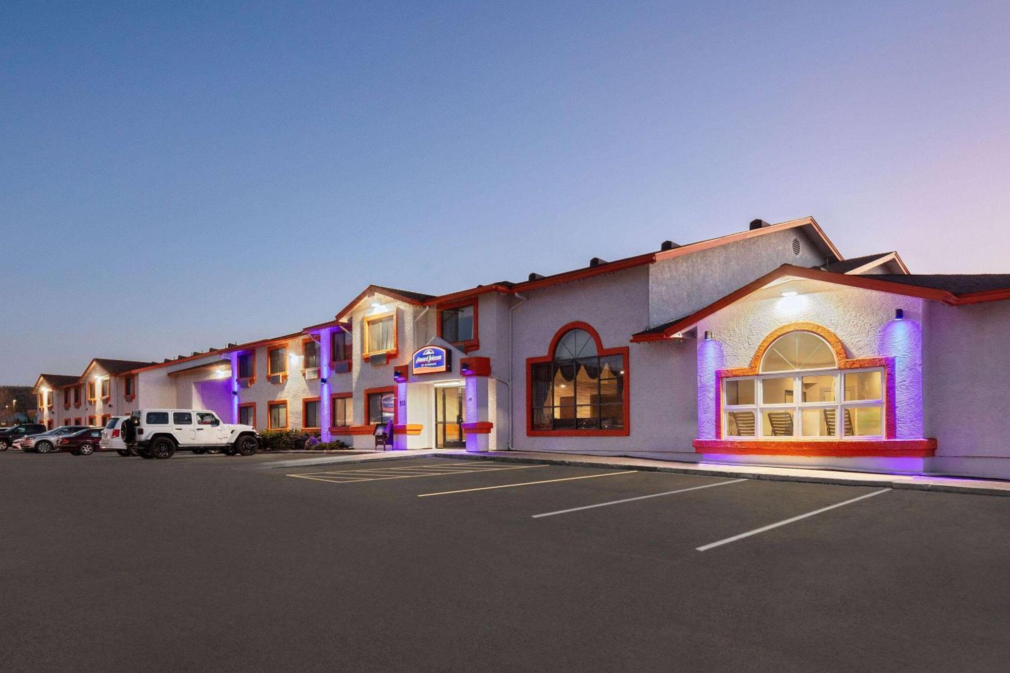 Howard Johnson By Wyndham Williams Exterior photo
