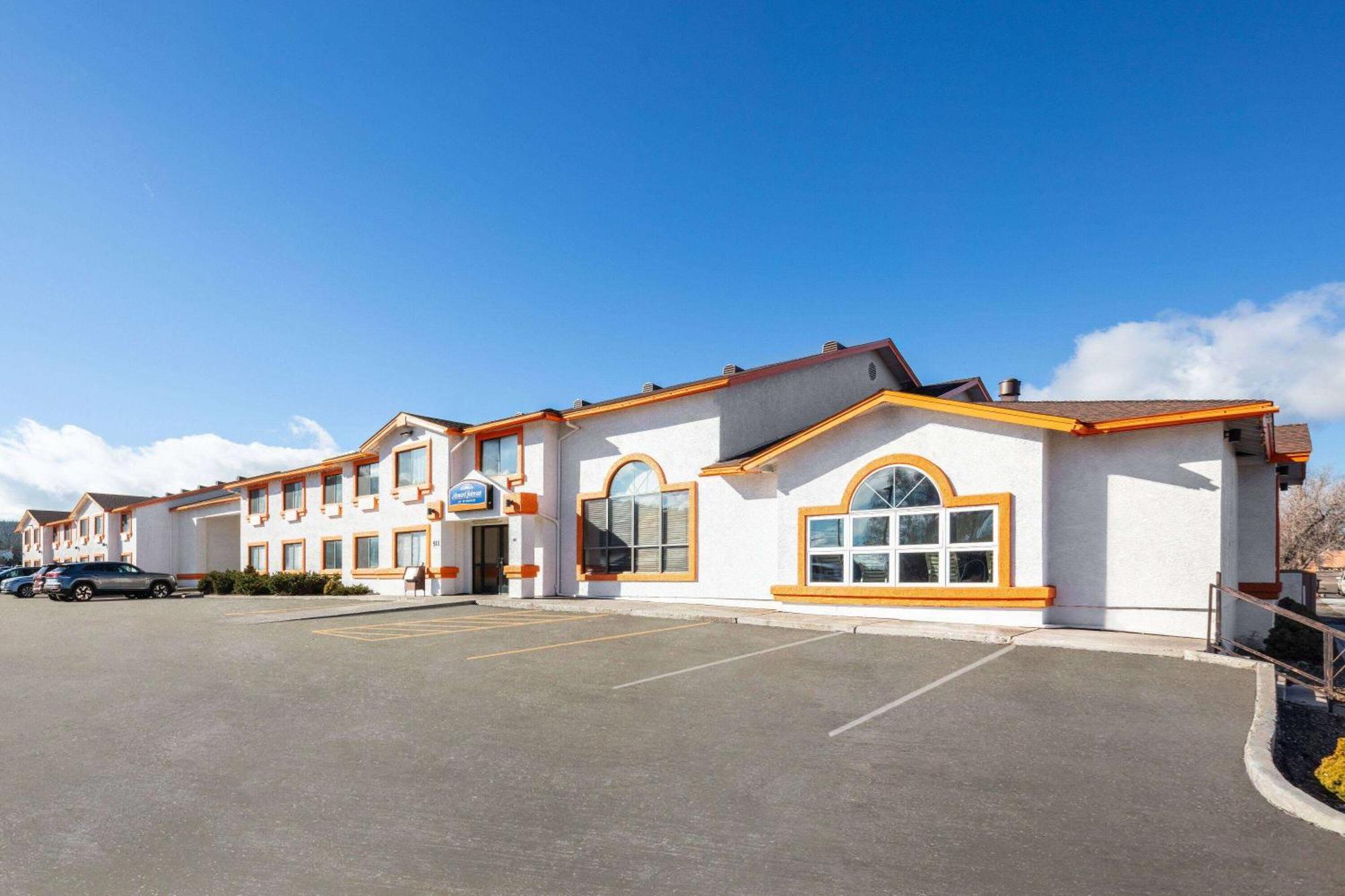 Howard Johnson By Wyndham Williams Exterior photo